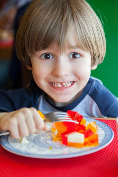 O menino divertido no restaurante — Fotografia de Stock