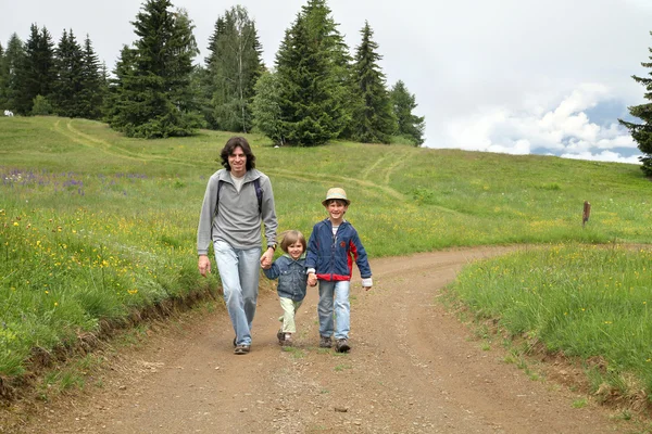 Paseo en familia por sendero —  Fotos de Stock