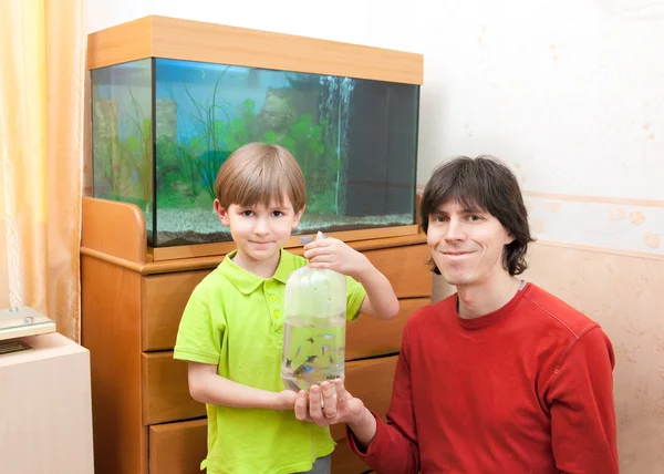 父と水族館の魚を持つ少年 — ストック写真