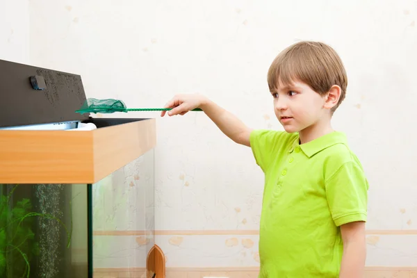 Kleine jongen houdt scoop-net — Stockfoto