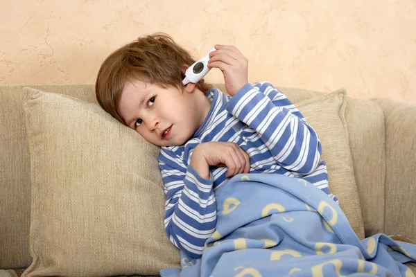Anak dengan termometer elektronik — Stok Foto