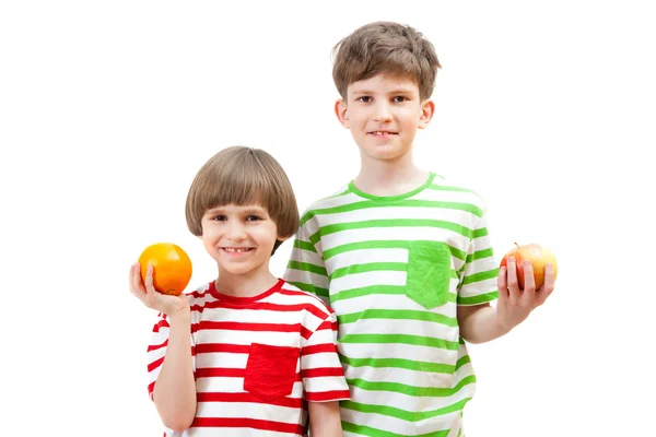 Deux garçons avec des fruits — Photo