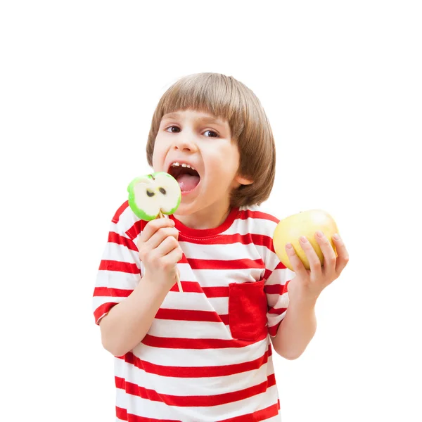 Boy eet candy apple — Stockfoto