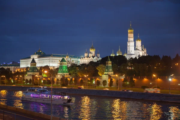 A ribeira do rio Moscovo à noite — Fotografia de Stock