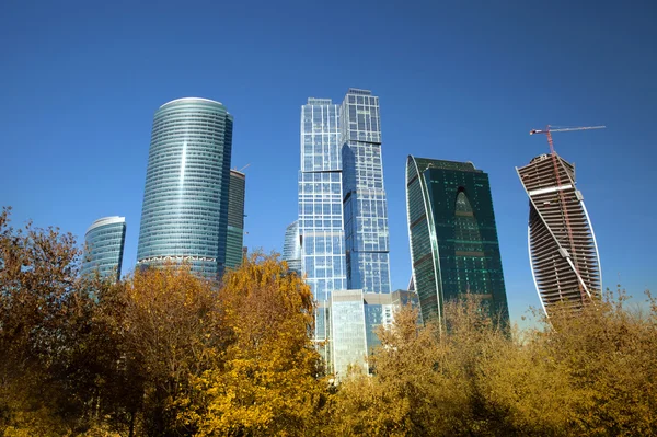 Moderne Wolkenkratzer im Herbst, Moskau — Stockfoto