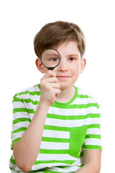 Le garçon tient loupe en face de son oeil — Photo