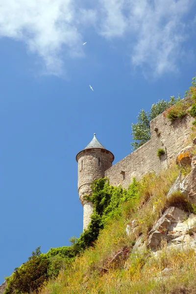 Eski kule ve saniye, sakinleştirici mavi gökyüzü — Stok fotoğraf
