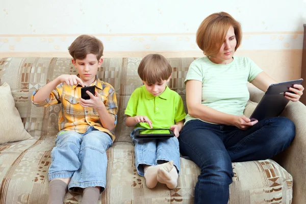 Due fratelli e madre si siedono sul divano — Foto Stock