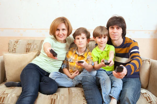 Родители и их дети на диване — стоковое фото