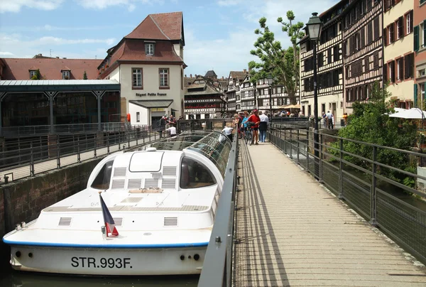 Holiday cruiser i docka i petite-france, strasburg — Stockfoto