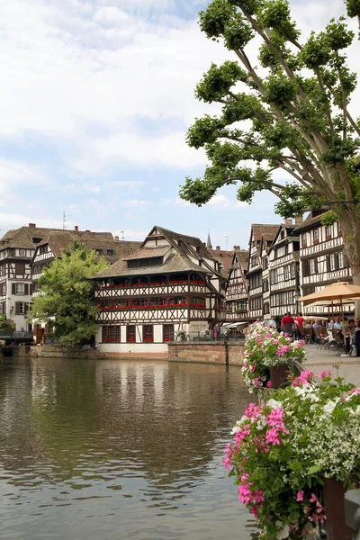 Reflexion von Fachwerkhäusern im Aquädukt — Stockfoto