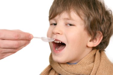 Çocuk bir ilaç içer