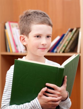 Çocuk holding kitap