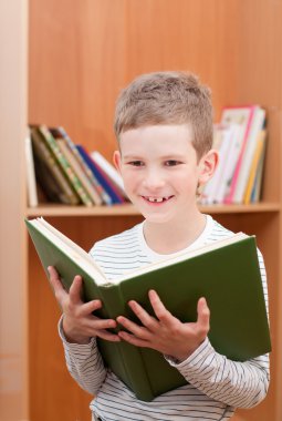 Çocuk holding kitap