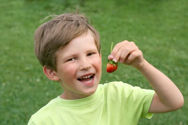 Garçon avec une fraise — Photo