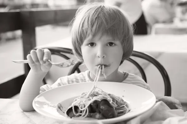 Boy eet pasta — Stockfoto