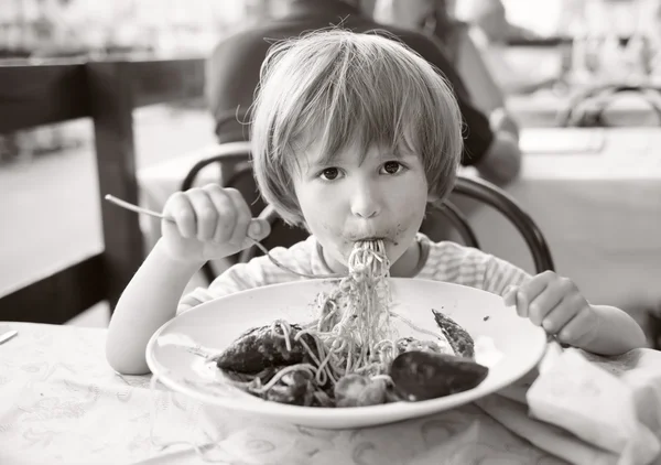 Boy eet pasta — Stockfoto