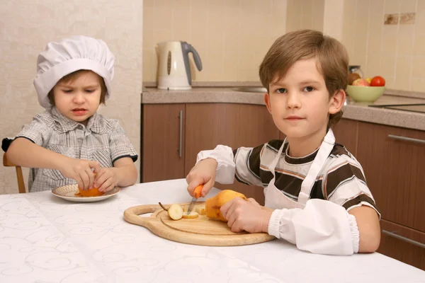 Мальчики на кухне — стоковое фото