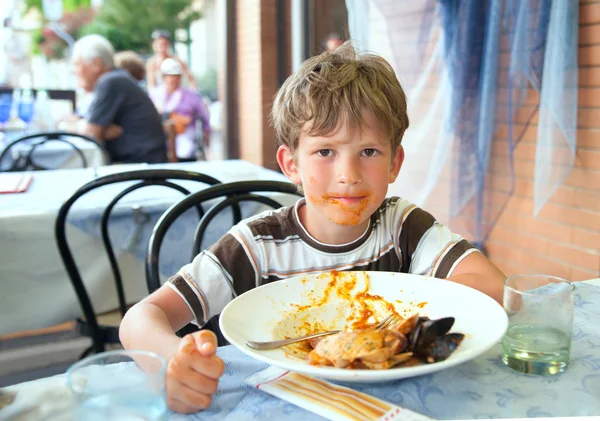 Jongen in restaurant — Stockfoto