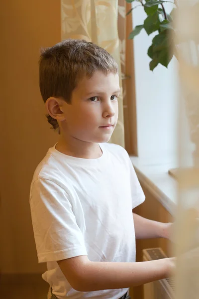 Chłopak patrząc w okno — Zdjęcie stockowe