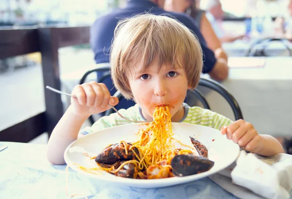 Ragazzo che mangia spaghetti — Foto Stock