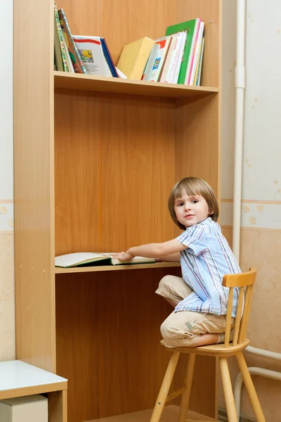 Chlapec s otevřenou knihu — Stock fotografie