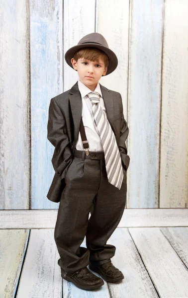 Chlapec ve velkém obleku — Stock fotografie
