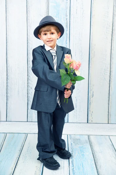Мальчик в большом костюме — стоковое фото