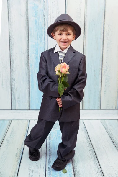 Pojke i en stor kostym — Stockfoto