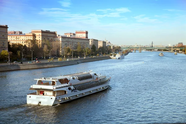 Kreuzer auf dem Fluss Moskau — Stockfoto