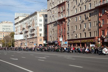 kalabalık bir törenleri ile 2014 Olimpiyat ateşi karşılar