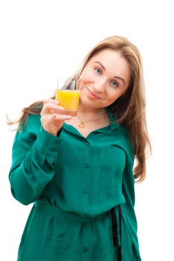 Kızın elini portakal suyu bir bardak