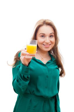 Elinde bir bardak portakal suyu olan kız.