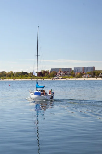 Motorboot met zeil in sopot — Stockfoto