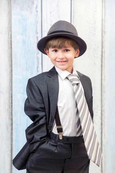 Маленький мальчик в офисном костюме — стоковое фото