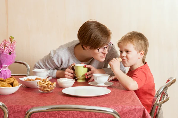 少年と彼の母を食べるパンケーキ — ストック写真