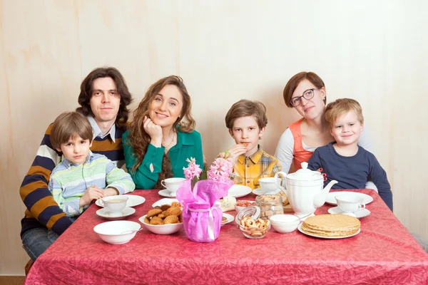 De grote familie bij de dinerlijst — Stockfoto