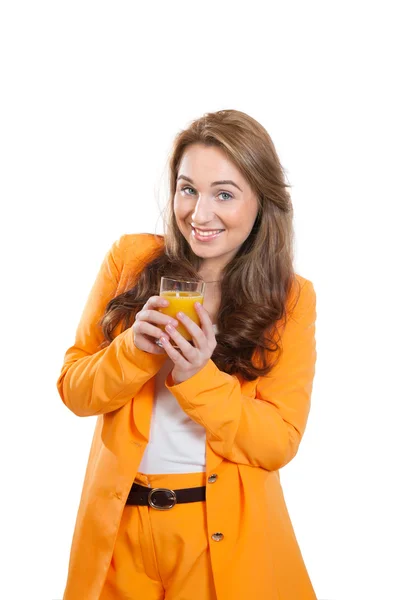Девушка со стаканом апельсинового сока — стоковое фото