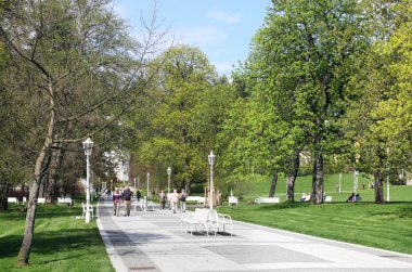 marianske lazne bölgesinde yolda yürürken