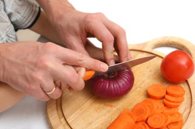 Elinde bıçakla kesilmiş soğan