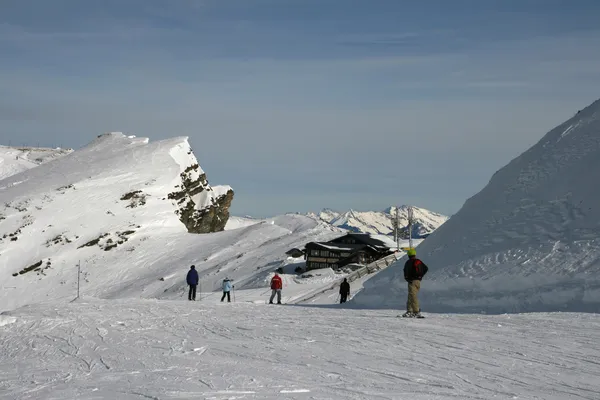 Ruta de esquí con snowboarder y esquiadores —  Fotos de Stock