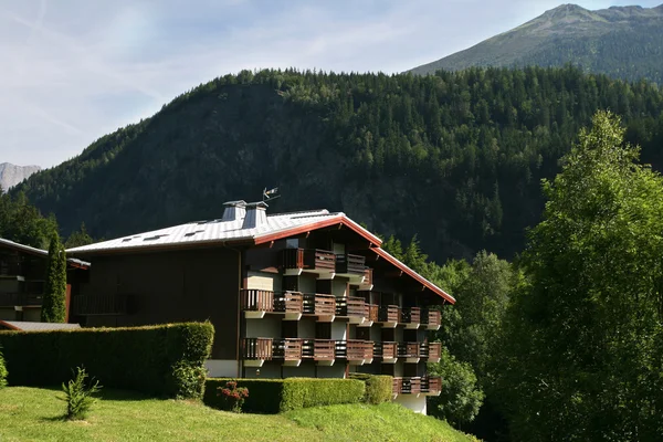 Casa em estilo Alpin na encosta — Fotografia de Stock