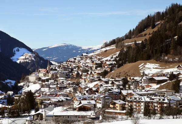 Kleines Dorf am Berg — Stockfoto