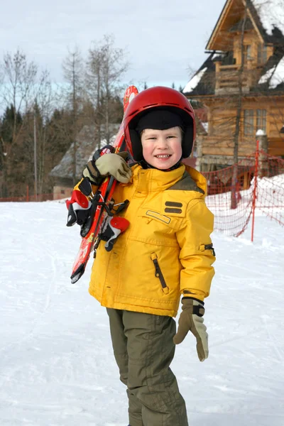 Junger Skifahrer auf Piste — Stockfoto