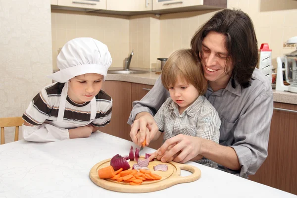 Hijos con padre cortan cebolla —  Fotos de Stock