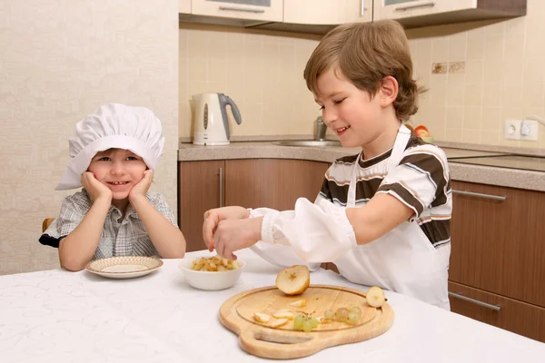 Two boys cut fruit — Stock Photo, Image