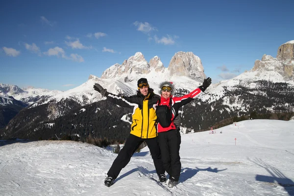 在多洛米蒂山阿尔卑斯山的滑雪者 — 图库照片