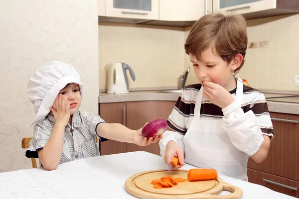 Два мальчика с морковью и луком — стоковое фото