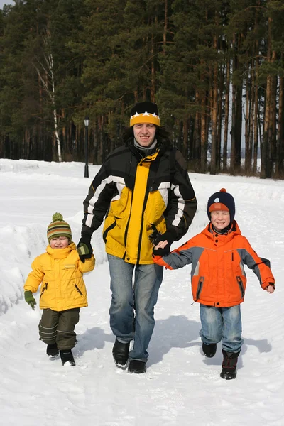 Padre con bambini su una foresta invernale — Foto Stock