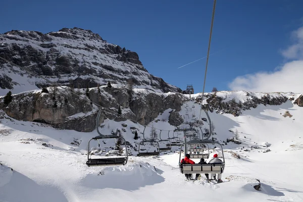 Лыжники на подъемнике на горнолыжном курорте Италии — стоковое фото